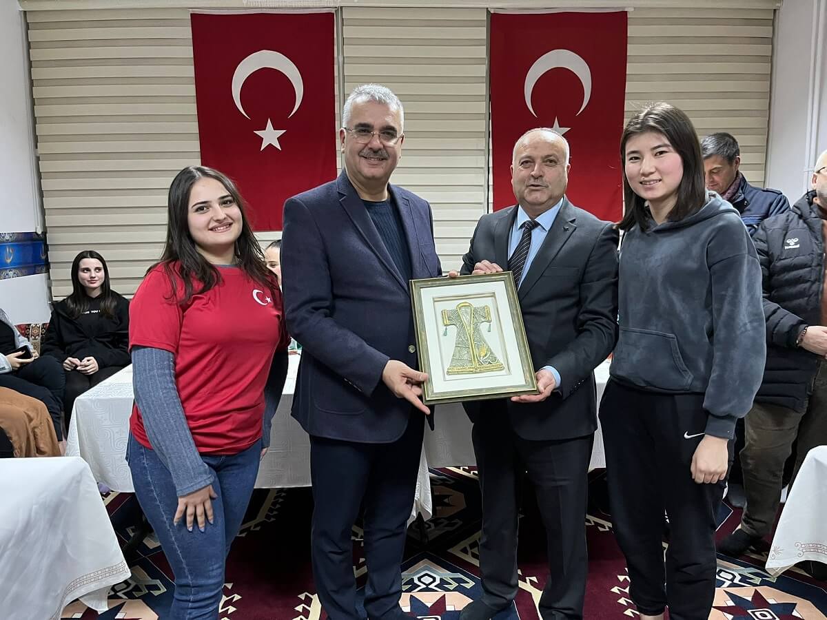 Hayrettin Karaman Kız Öğrenci Yurdu, Milletvekili Ahlatcı'yı ağırladı