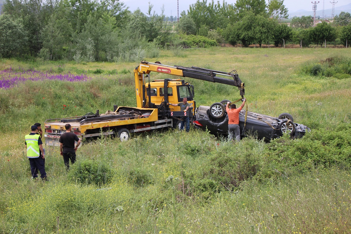 Hızla seyir halinde olan otomobil, önündeki araca çarparak takla atıp şarampole uçtu (2)