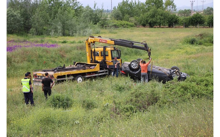 Hızla seyir halinde olan otomobil, önündeki araca çarparak takla atıp şarampole uçtu (2)