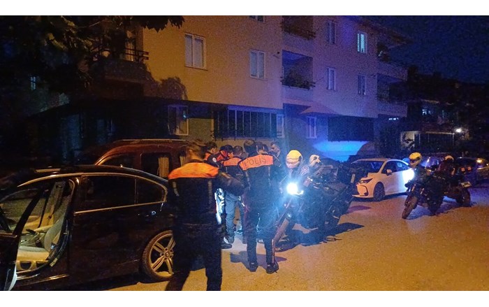 Hobi bahçelerinde, araç içerisinde alkol aldığı öne sürülen 4 şahıs ile bahçe sahipleri arasında tartışma yaşandı (1)