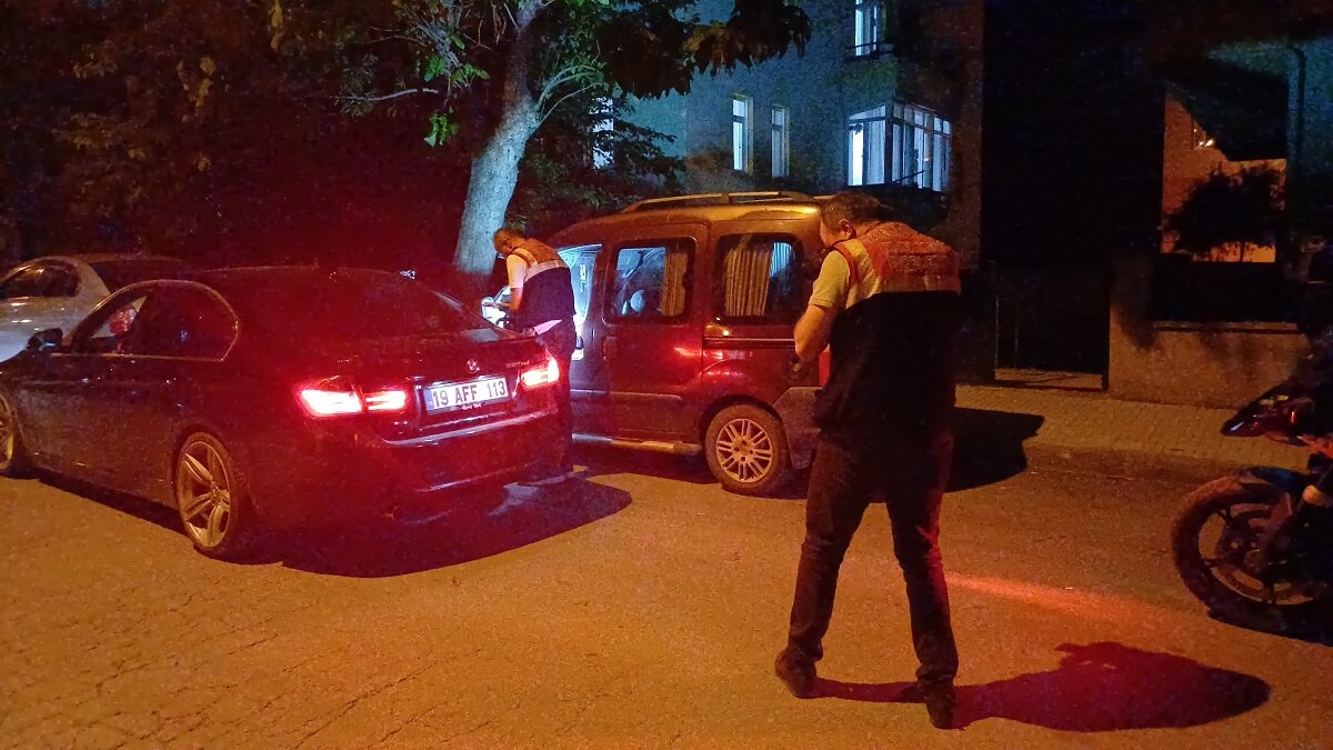 Hobi bahçelerinde, araç içerisinde alkol aldığı öne sürülen 4 şahıs ile bahçe sahipleri arasında tartışma yaşandı (2)