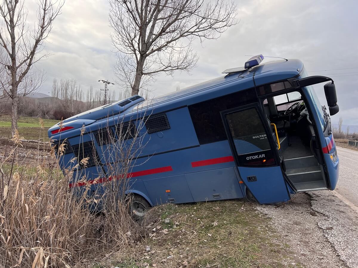 hükümlü taşıyan nakil aracı, yoldan çıkarak yan yattı (1)