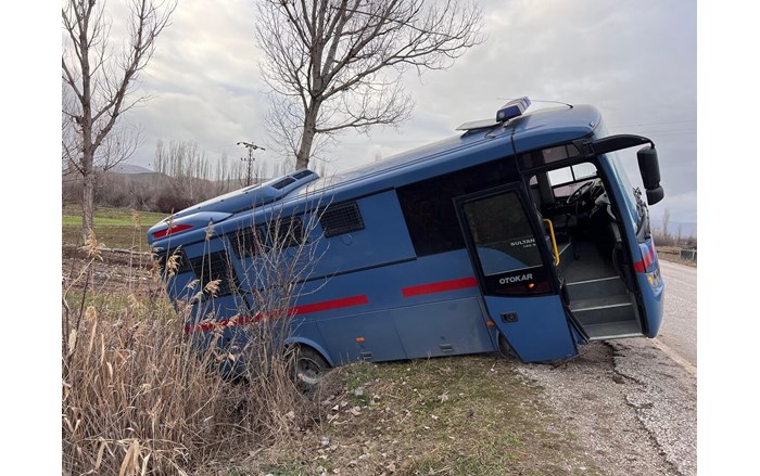 hükümlü taşıyan nakil aracı, yoldan çıkarak yan yattı (1)