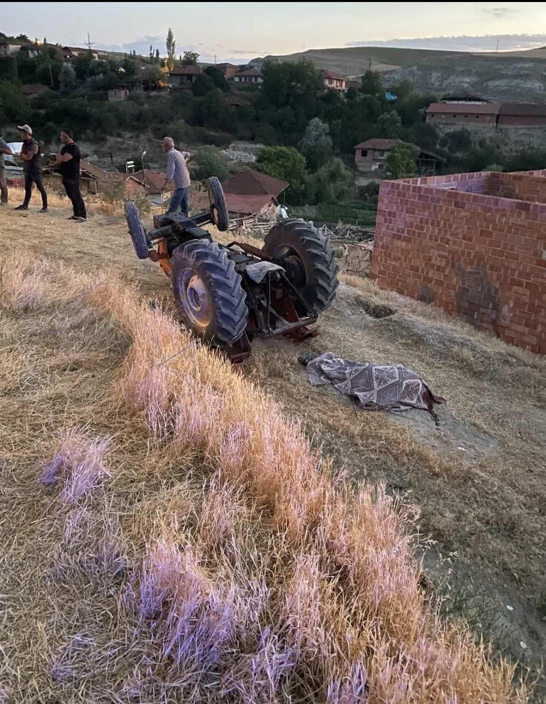 İğdeli Köyü'nde meydana gelen traktör kazasında Ahmet Güzel adlı vatandaş hayatını kaybetti (3)
