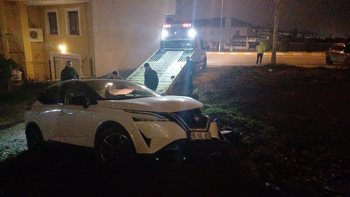 İki araca çarpan otomobilin sürücüsü, kazadan yara almadan kurtuldu (2)