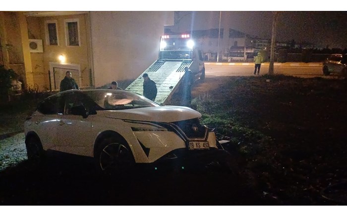 İki araca çarpan otomobilin sürücüsü, kazadan yara almadan kurtuldu (2)