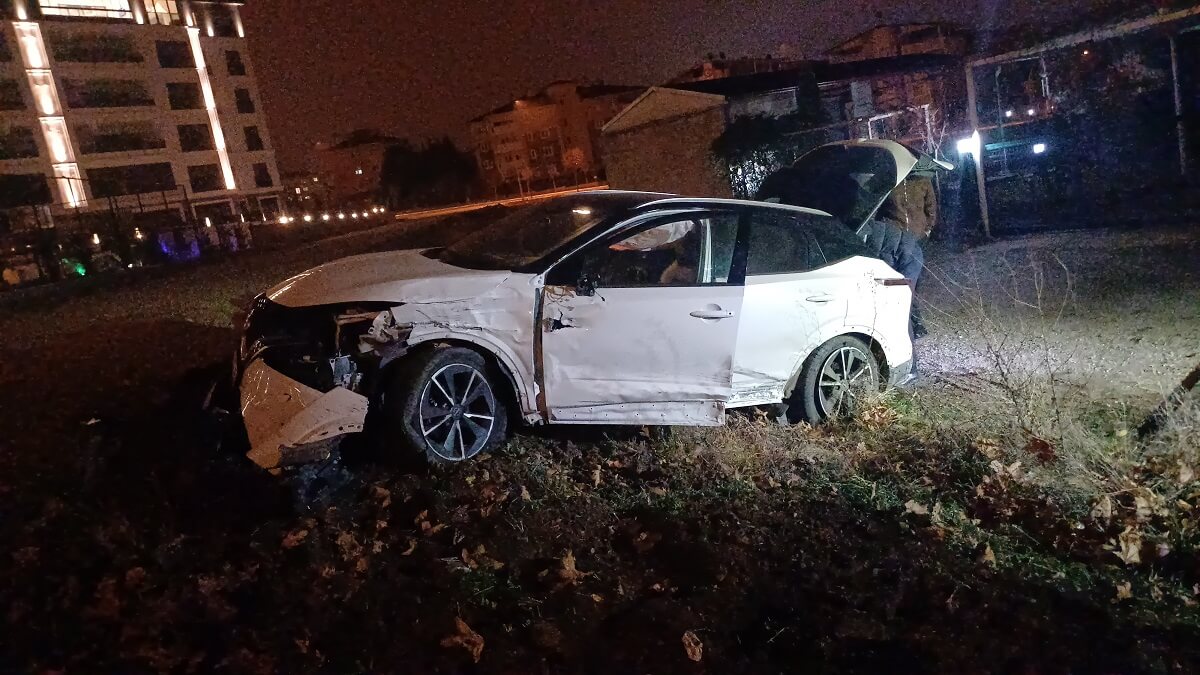 İki araca çarpan otomobilin sürücüsü, kazadan yara almadan kurtuldu (3)