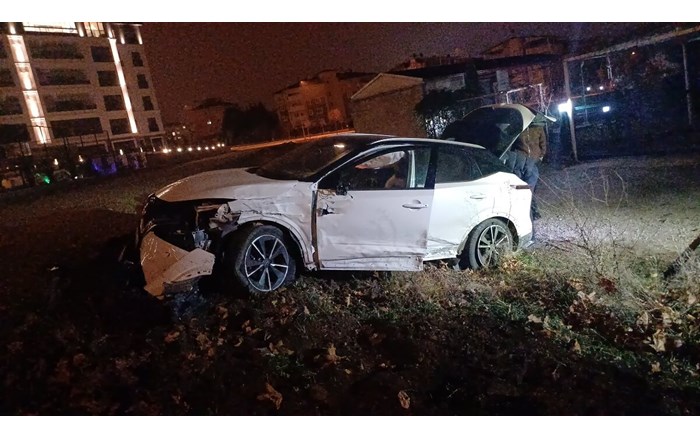 İki araca çarpan otomobilin sürücüsü, kazadan yara almadan kurtuldu (3)