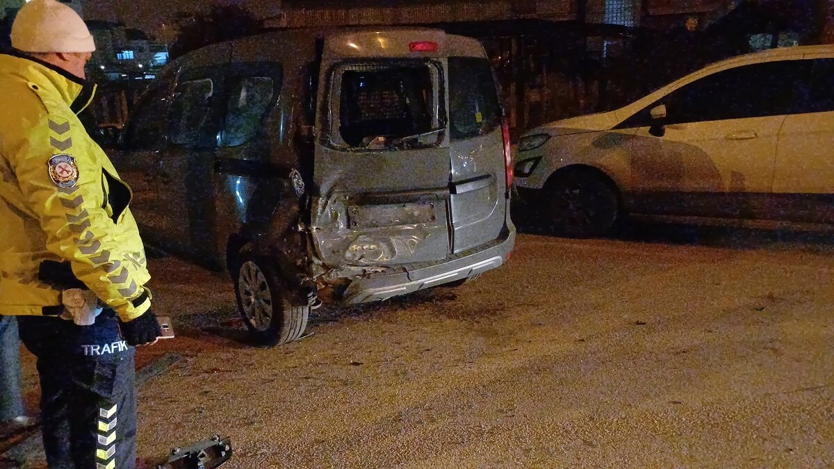 İki araca çarptıktan sonra yoldan çıkan otomobil, boş arazide durabildi (1)