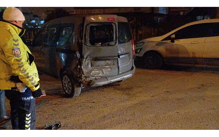 İki araca çarptıktan sonra yoldan çıkan otomobil, boş arazide durabildi (1)