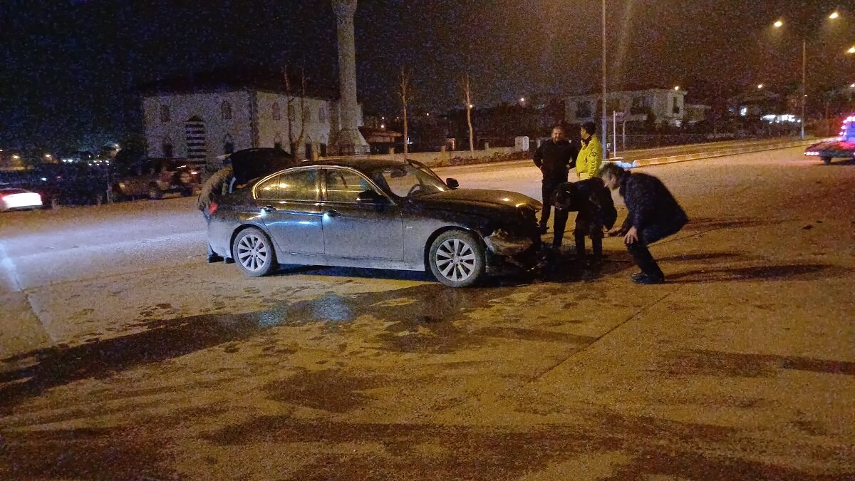 İki araca çarptıktan sonra yoldan çıkan otomobil, boş arazide durabildi (2)