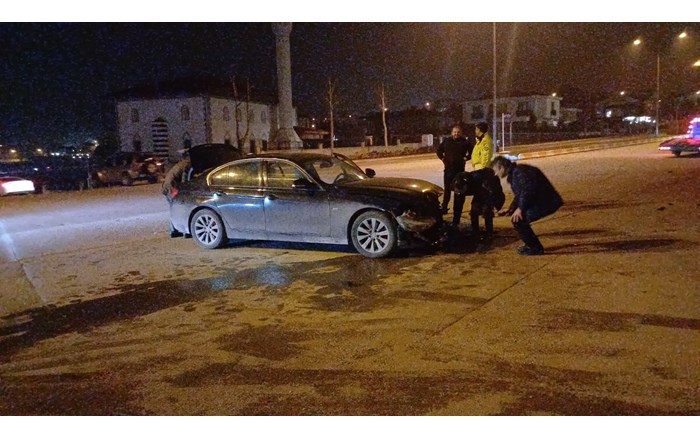 İki araca çarptıktan sonra yoldan çıkan otomobil, boş arazide durabildi (2)