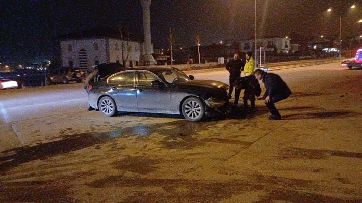 İki araca çarptıktan sonra yoldan çıkan otomobil, boş arazide durabildi (2)