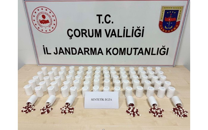 İki ayrı adreste yapılan aramalarda 4 bin 804 adet sentetik ecza uyuşturucu hap ele geçirildi. (1)