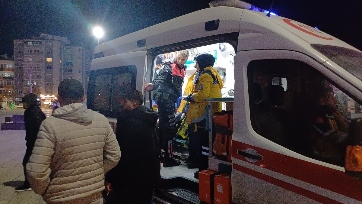 iki grup arasındaki kavgada bir genç bıçaklanarak yaralandı (1)