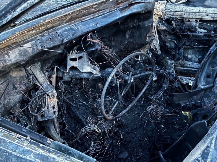 İki otomobilin çarpıştığı kazada araçlar alev aldı. (1)