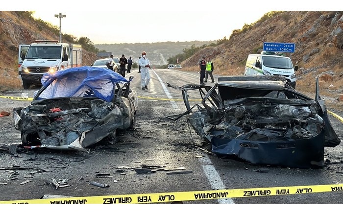 İki otomobilin çarpıştığı kazada araçlar alev aldı. (2)