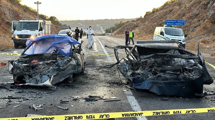 İki otomobilin çarpıştığı kazada araçlar alev aldı. (2)