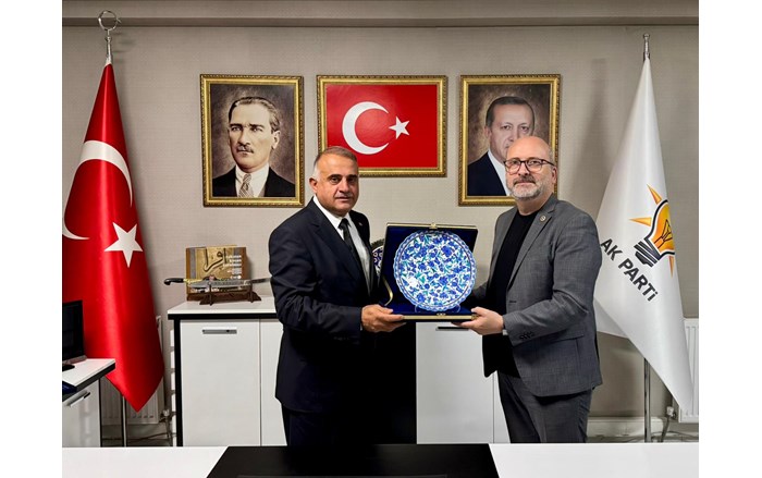 İl Başkanı Av. Yakup Alar, Çevre ve Şehircilik Politikaları Başkan Yardımcısı İstanbul Milletvekili Oğuz Üçüncü’ye plaket verdi