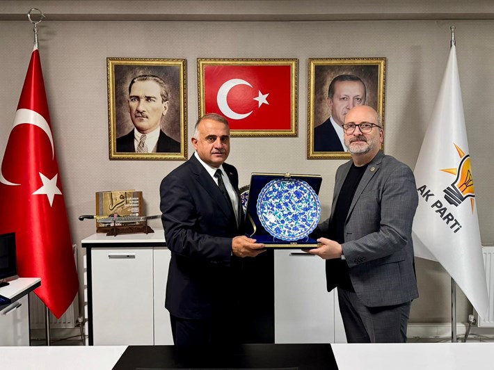 İl Başkanı Av. Yakup Alar, Çevre ve Şehircilik Politikaları Başkan Yardımcısı İstanbul Milletvekili Oğuz Üçüncü’ye plaket verdi