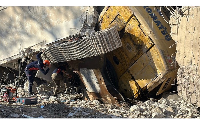 işhanındaki çalışmalar sırasında bir iş makinesi ve operatörü enkaz altında kaldı (1)