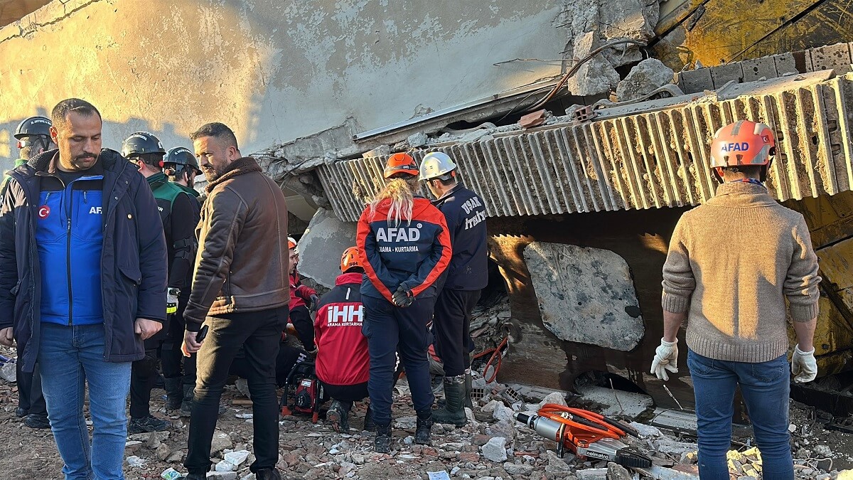 işhanındaki çalışmalar sırasında bir iş makinesi ve operatörü enkaz altında kaldı (2)