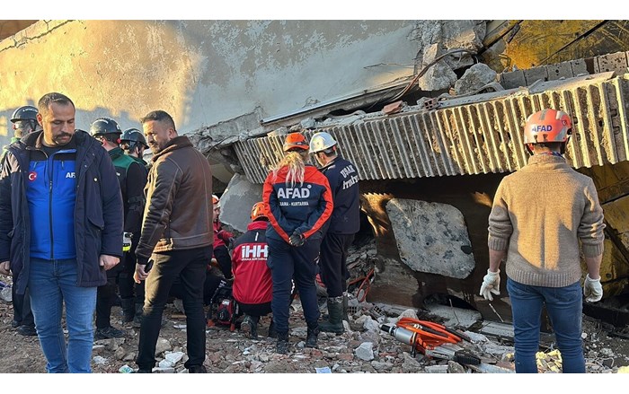 işhanındaki çalışmalar sırasında bir iş makinesi ve operatörü enkaz altında kaldı (2)