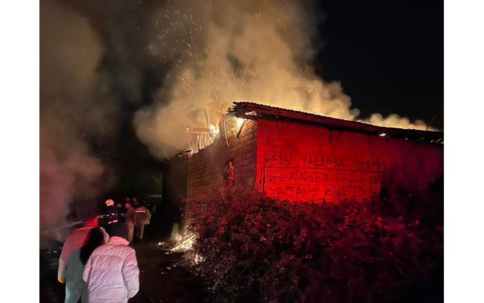 İskilip ilçesi Yavu köyünde çıkan samanlık yangınını itfaiye söndürdü (1)