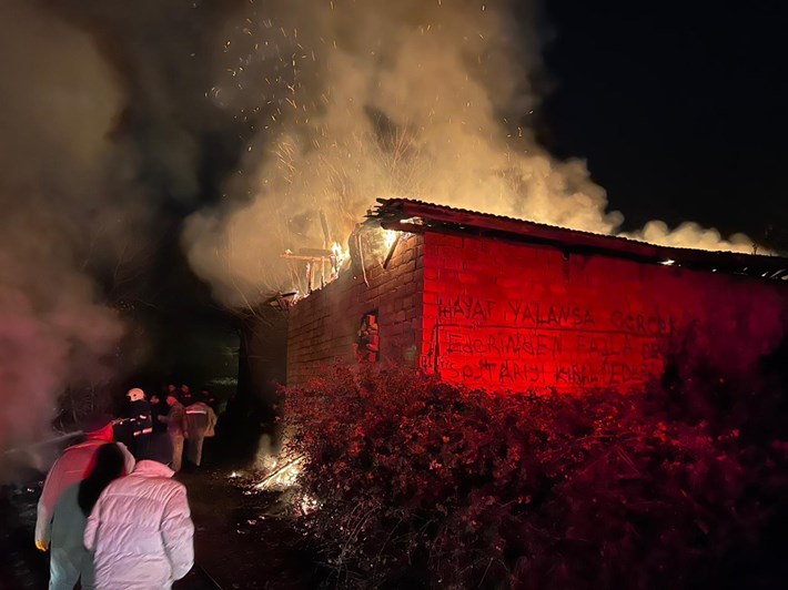 İskilip ilçesi Yavu köyünde çıkan samanlık yangınını itfaiye söndürdü (1)