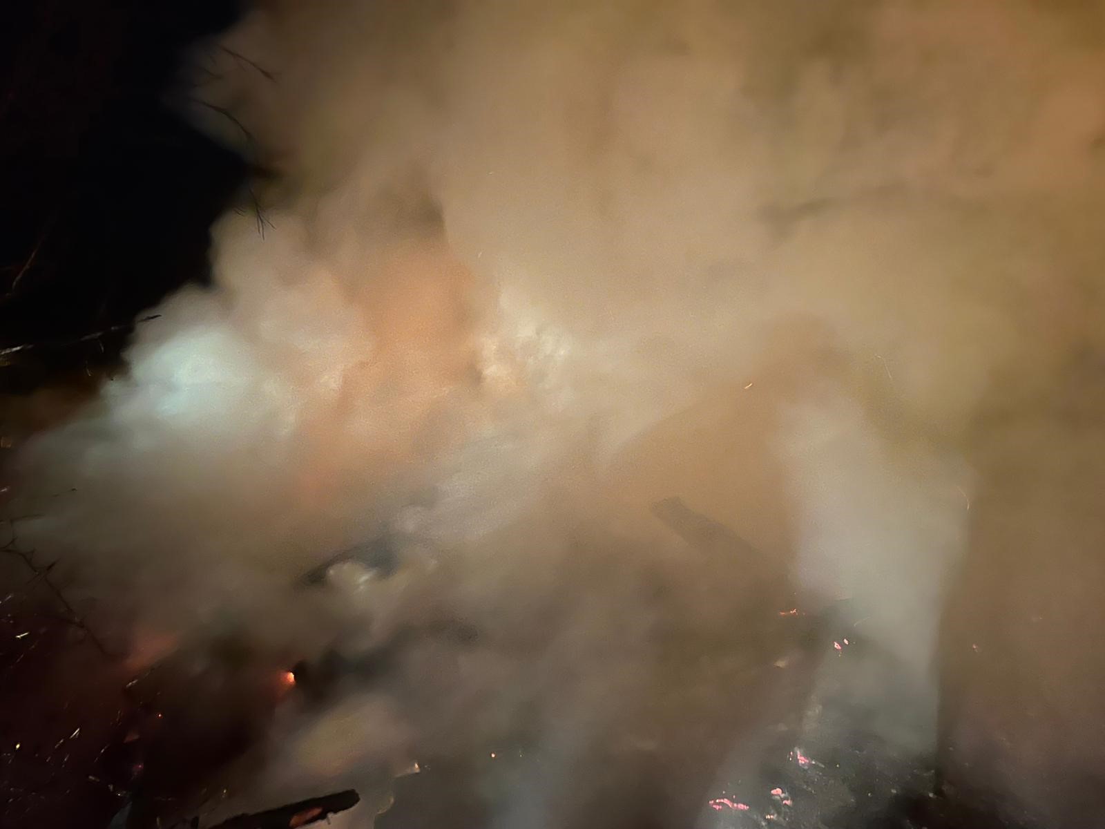 İskilip ilçesi Yavu köyünde çıkan samanlık yangınını itfaiye söndürdü (2)