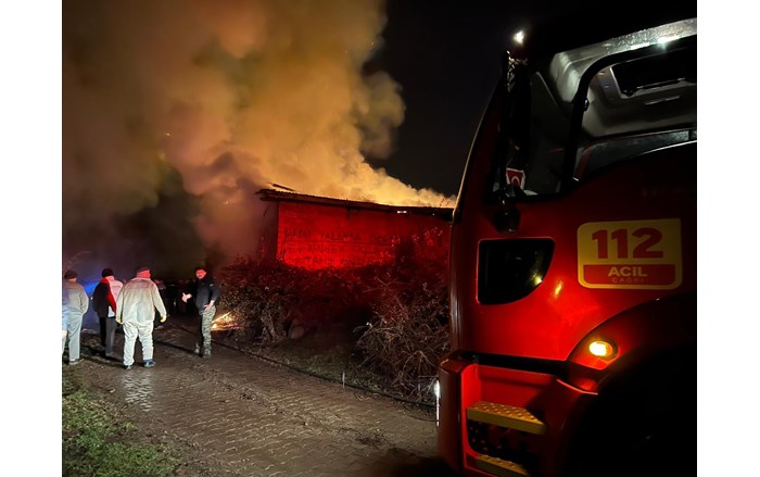 İskilip ilçesi Yavu köyünde çıkan samanlık yangınını itfaiye söndürdü (3)