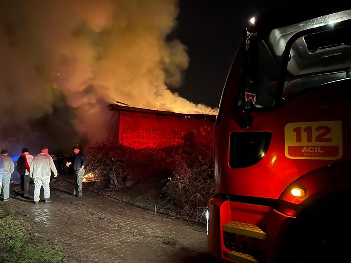 İskilip ilçesi Yavu köyünde çıkan samanlık yangınını itfaiye söndürdü (3)