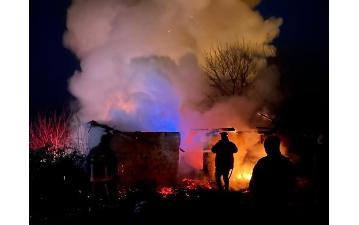 İskilip ilçesi Yavu köyünde çıkan samanlık yangınını itfaiye söndürdü (5)
