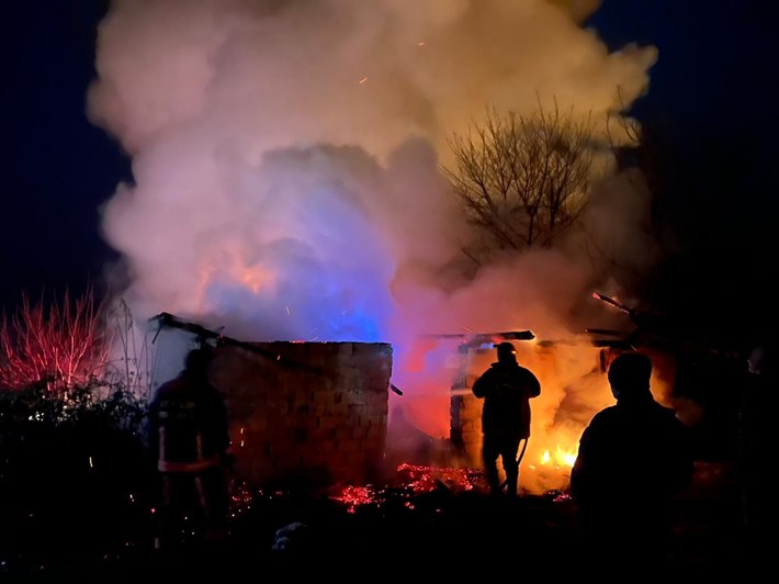 İskilip ilçesi Yavu köyünde çıkan samanlık yangınını itfaiye söndürdü (5)