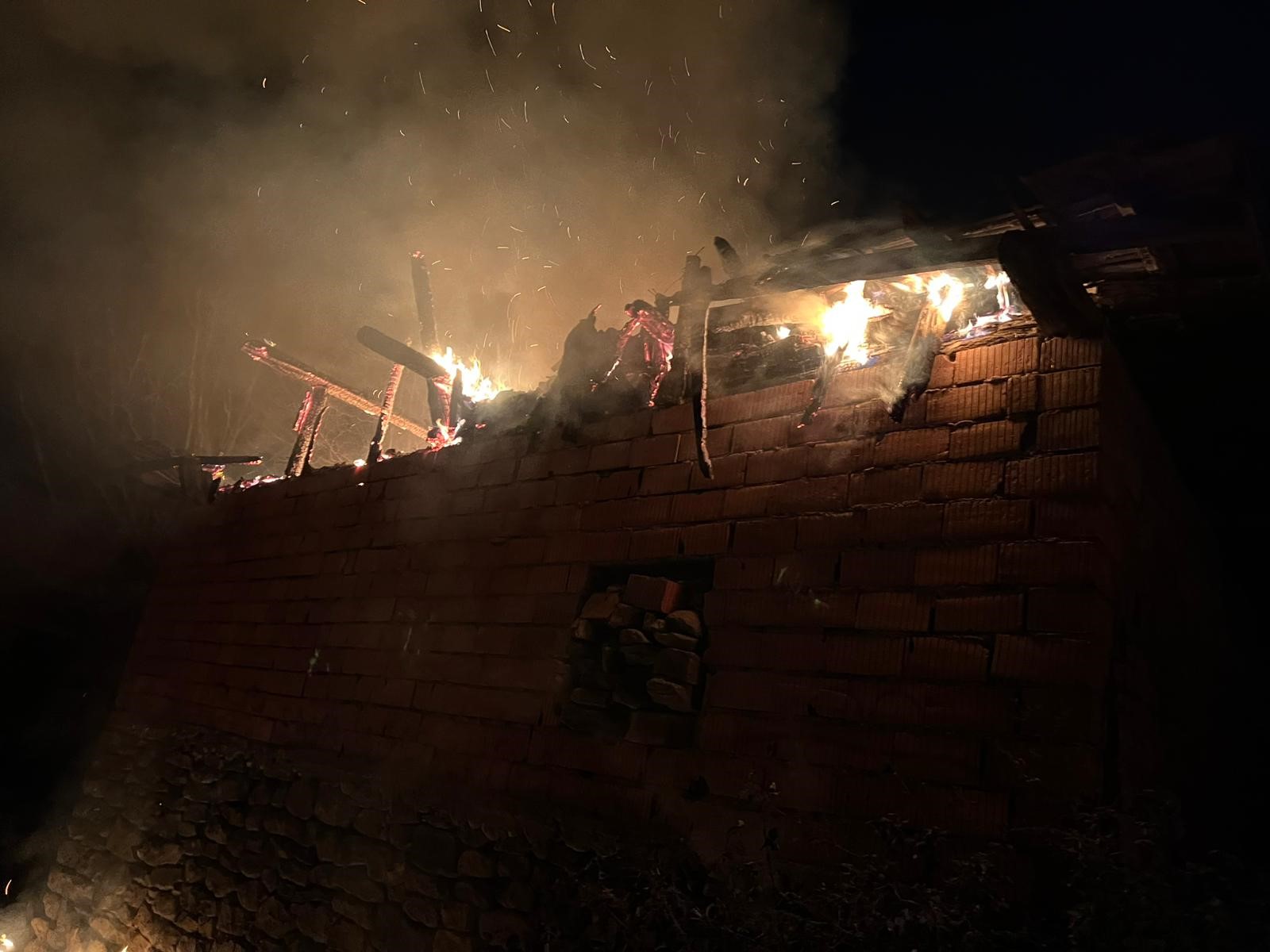 İskilip ilçesi Yavu köyünde çıkan samanlık yangınını itfaiye söndürdü (6)