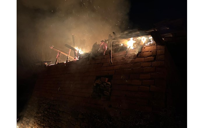 İskilip ilçesi Yavu köyünde çıkan samanlık yangınını itfaiye söndürdü (6)