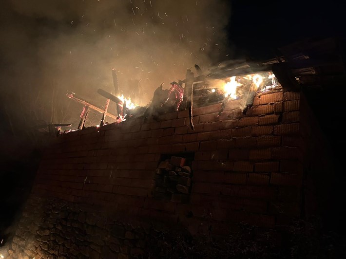 İskilip ilçesi Yavu köyünde çıkan samanlık yangınını itfaiye söndürdü (6)