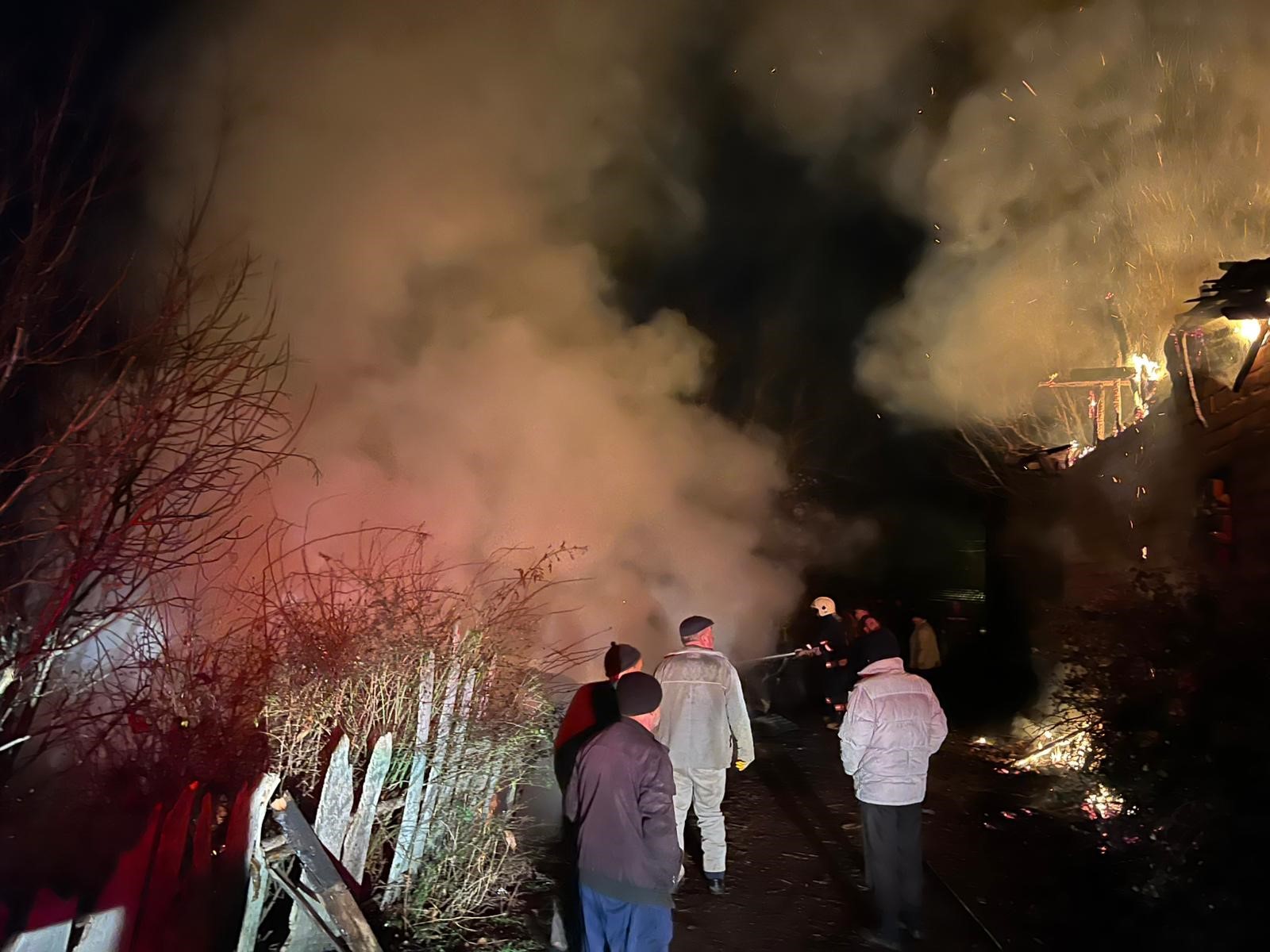 İskilip ilçesi Yavu köyünde çıkan samanlık yangınını itfaiye söndürdü (7)