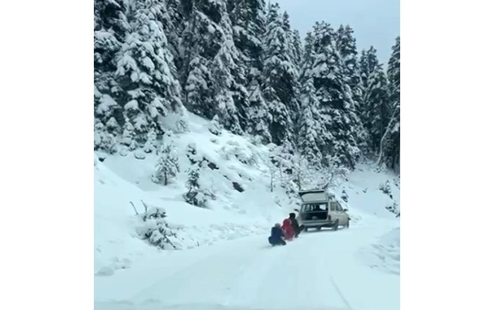 İskilip’te bir esnaf, kızakları aracının arkasına bağladı, çocuklarını eğlendirdi (2)