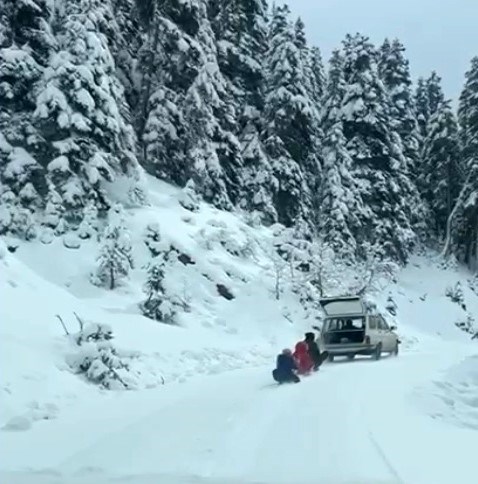 İskilip’te bir esnaf, kızakları aracının arkasına bağladı, çocuklarını eğlendirdi (2)
