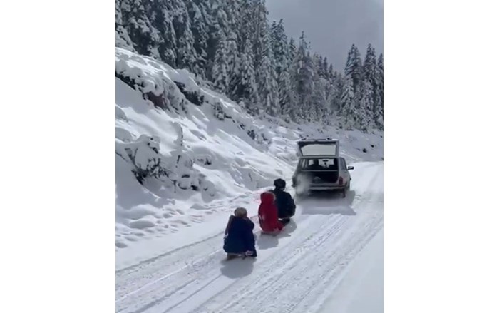 İskilip’te bir esnaf, kızakları aracının arkasına bağladı, çocuklarını eğlendirdi (3)