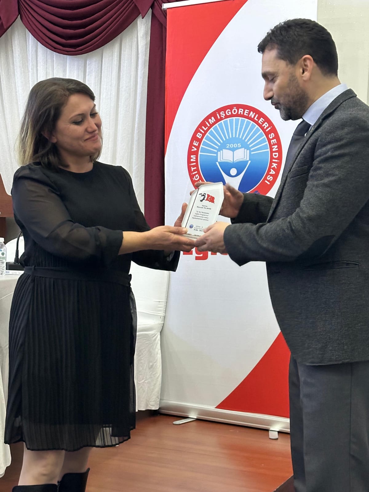 İstanbul 6 Nolu Şube Başkanı Önder Yılmaz, Ordu Şube Başkanı Hikmet Pala'ya plaket (1)