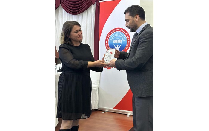 İstanbul 6 Nolu Şube Başkanı Önder Yılmaz, Ordu Şube Başkanı Hikmet Pala'ya plaket (1)