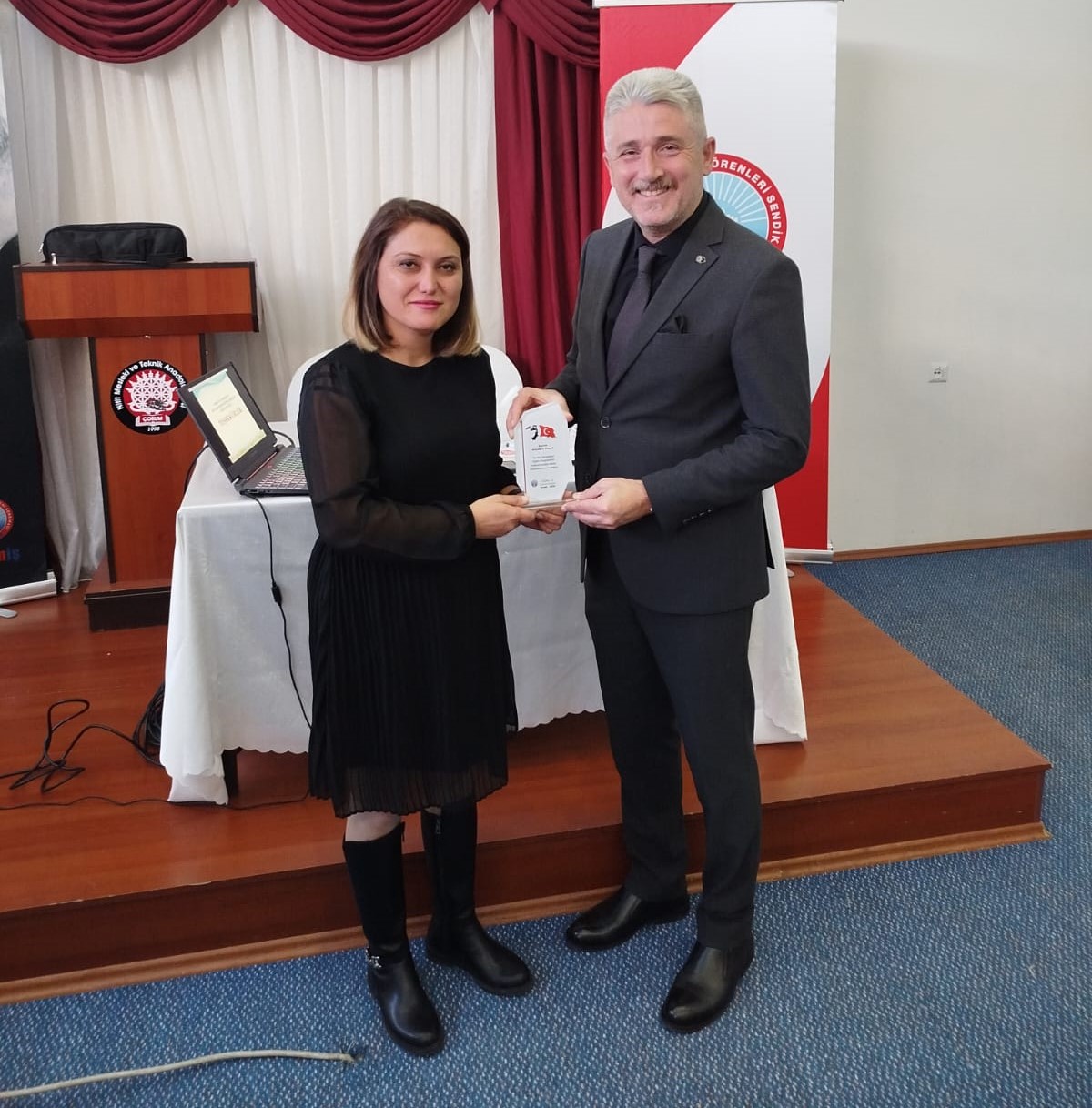 İstanbul 6 Nolu Şube Başkanı Önder Yılmaz, Ordu Şube Başkanı Hikmet Pala'ya plaket (2)