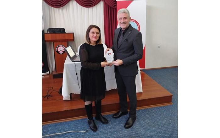 İstanbul 6 Nolu Şube Başkanı Önder Yılmaz, Ordu Şube Başkanı Hikmet Pala'ya plaket (2)