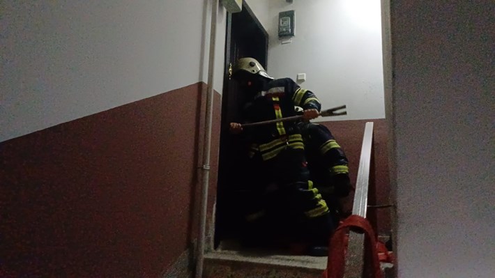 İtfaiye, evde birinin bulunma ihtimaline karşı kapıyı kırarak daireye girdi