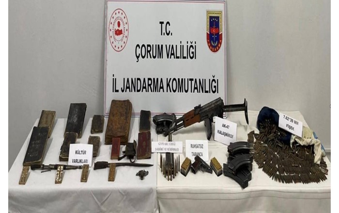 Jandarma ekipleri, Ç orum'un Osmancık İlçesinde çok sayıda tarihi eser ve silah ele geçirdi (1)