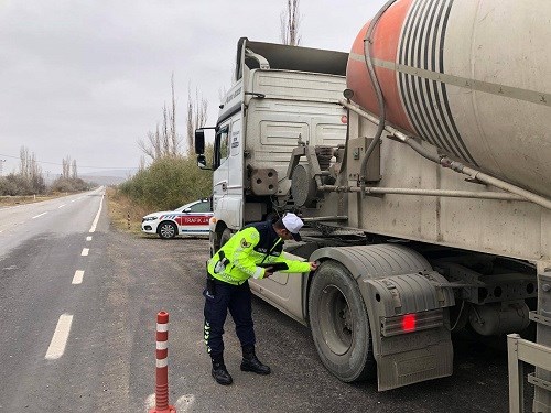 Jandarma ekipleri, kış lastiği denetimi yaptı (1)