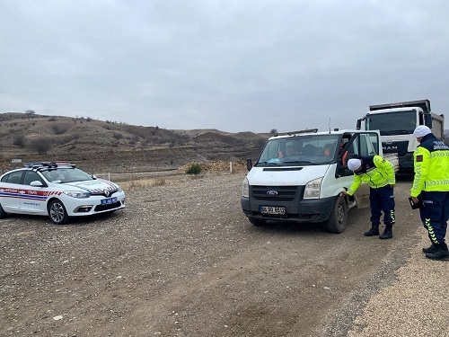 Jandarma ekipleri, kış lastiği denetimi yaptı (4)