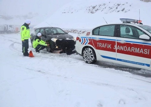 Jandarma ekipleri, kış lastiği denetimi yaptı (8)